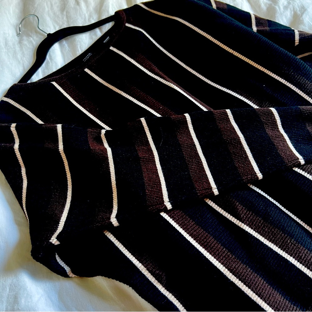 Bundle Up!! ❄️ NWOT Retro Stripe Tahari Dolman Sweater